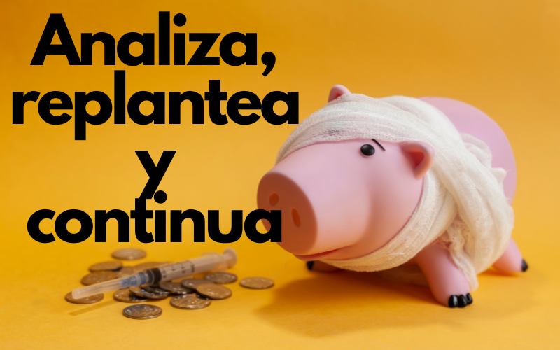 Imagen de una alcancía de cerdito con una venda cubriendo parte de su cuerpo y con el texto: "Analiza, Replantea y Continua"