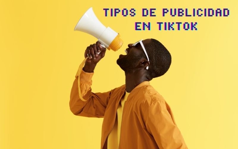 hombre con un megáfono y un texto que dice: tipos de publicidad en TikTok